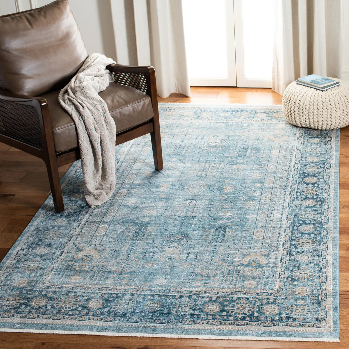 Safavieh Victoria 4'-0" x 6'-0" Rug in Blue / Ivory