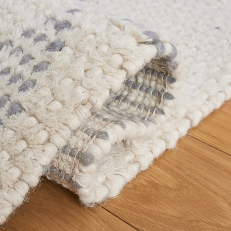 Safavieh Casablanca 4'-0" x 6'-0" Rug in Ivory / Grey