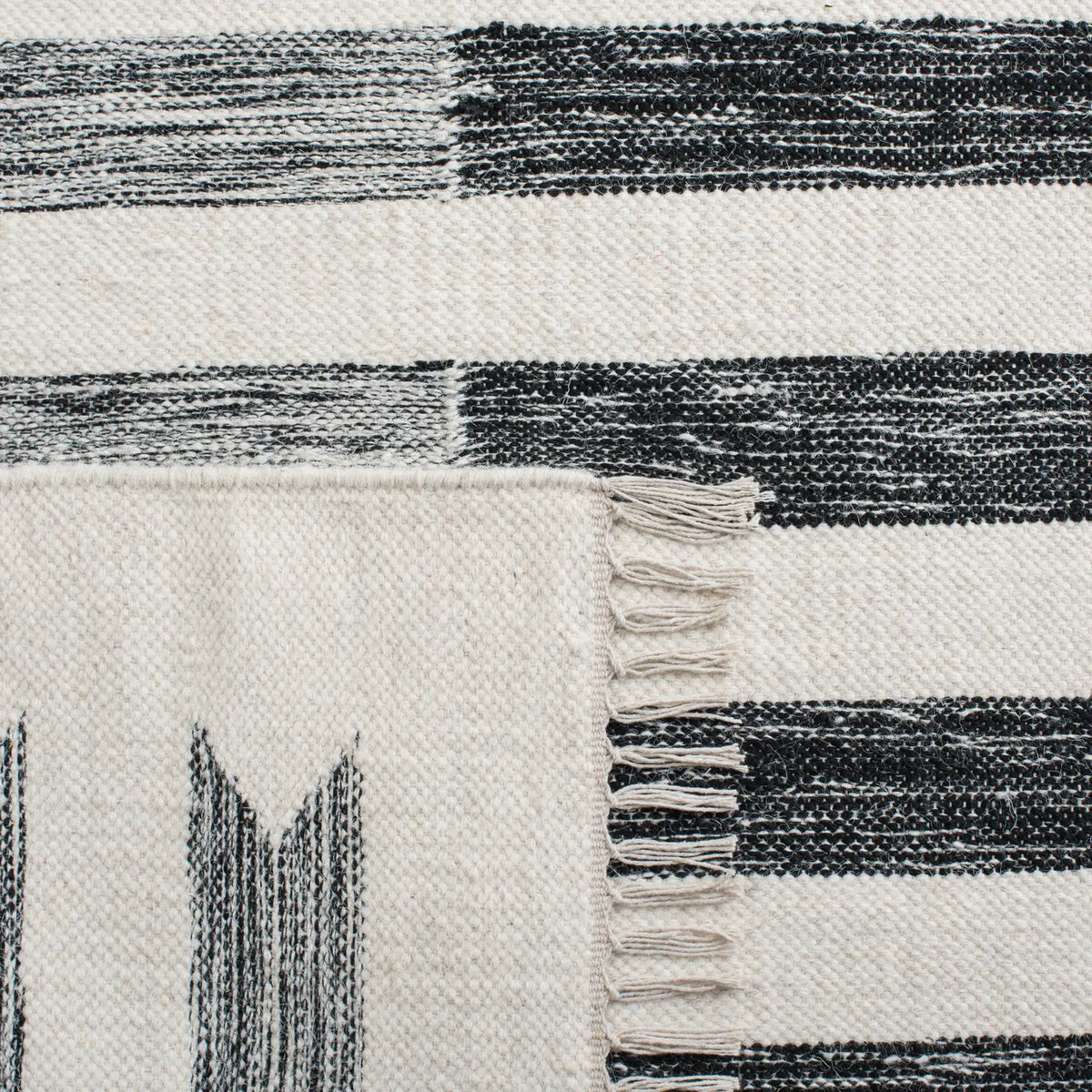 Safavieh Kilim 4'-0" x 6'-0" Rug in Ivory / Black