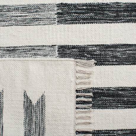 Safavieh Kilim 4'-0" x 6'-0" Rug in Ivory / Black