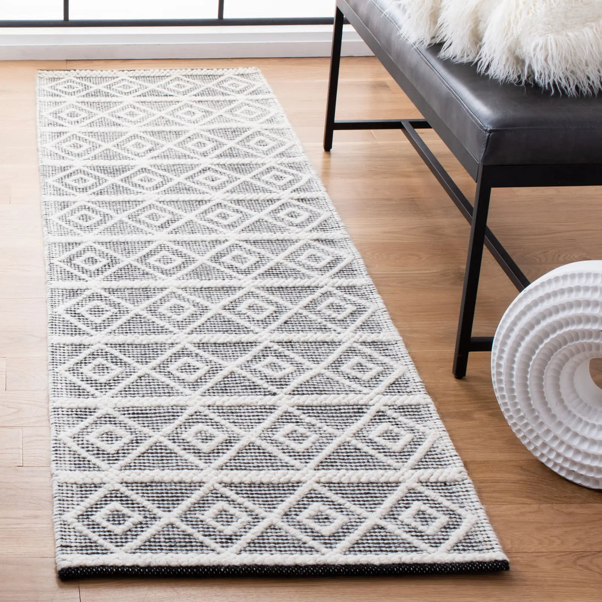 Safavieh Natura 2'-3" x 8'-0" Rug in Ivory / Black