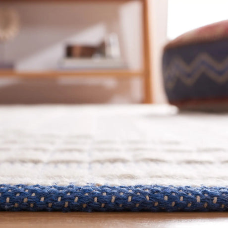 Safavieh Natura 4'-0" x 6'-0" Rug in Blue / Ivory