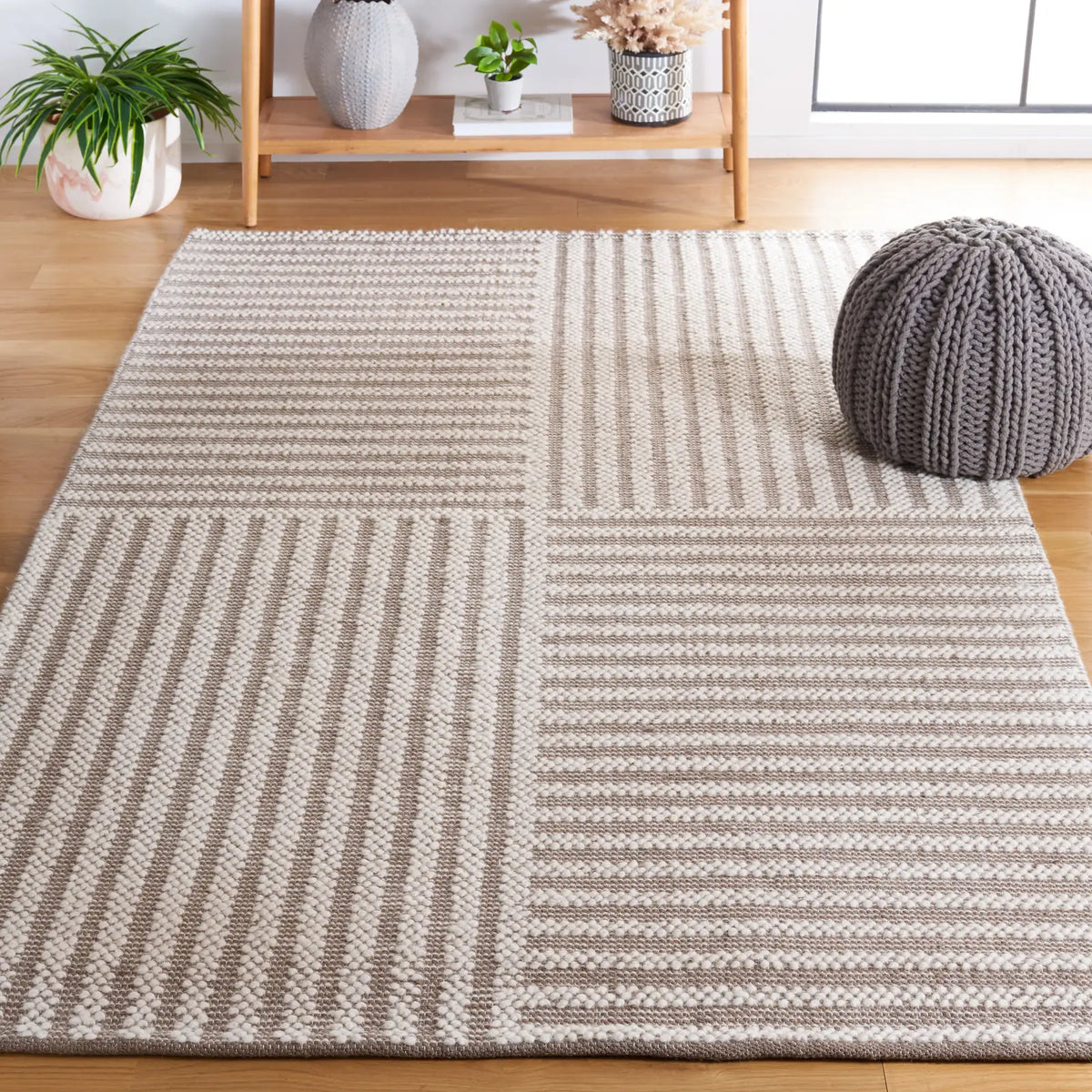 Safavieh Natura 4'-0" x 6'-0" Rug in Ivory / Taupe