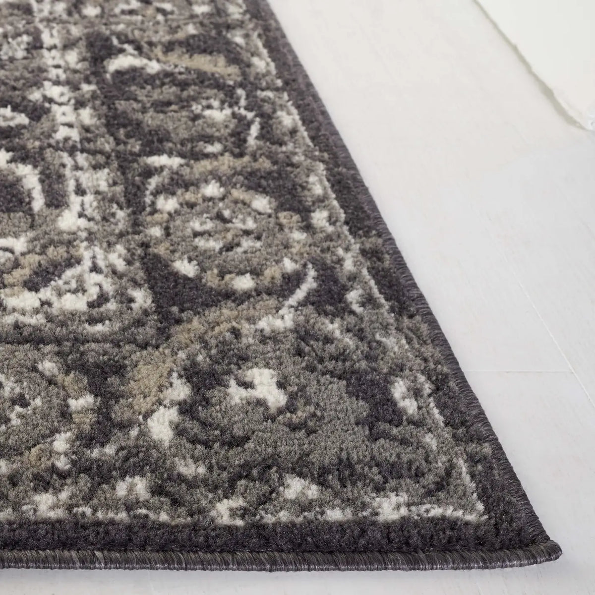 Safavieh Pyramid 4'-5" x 6'-5" Rug in Charcoal / Ivory