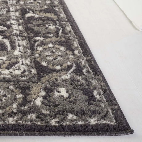 Safavieh Pyramid 4'-5" x 6'-5" Rug in Charcoal / Ivory