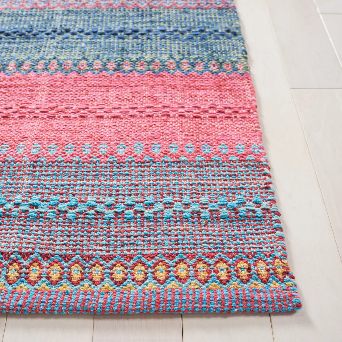 Safavieh Montauk 4'-0" x 6'-0" Rug in Red / Blue