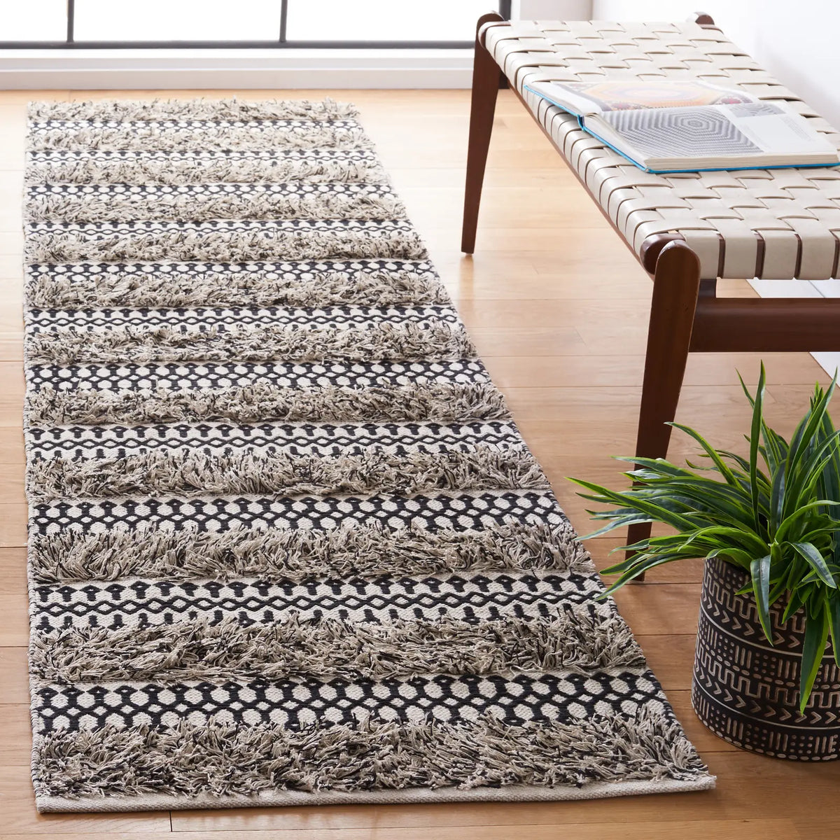 Safavieh Natura 2'-3" x 9'-0" Rug in Black / Ivory