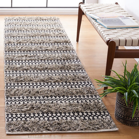 Safavieh Natura 2'-3" x 9'-0" Rug in Black / Ivory