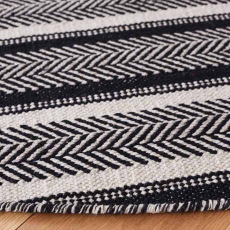 Safavieh Montauk 6'-0" x 6'-0" Rug in Black / Ivory