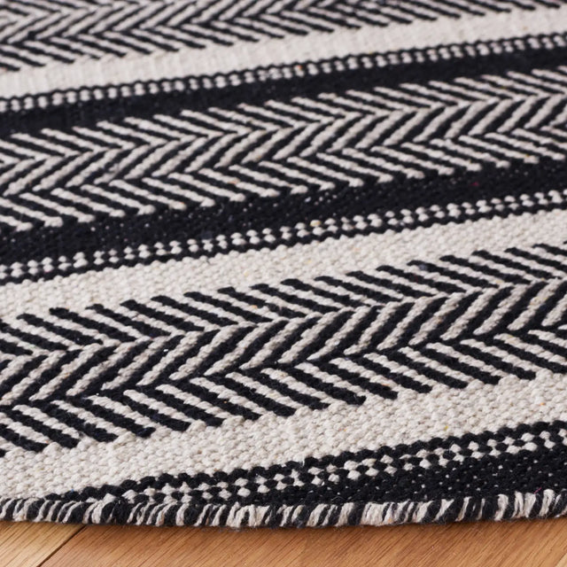 Safavieh Montauk 6'-0" x 6'-0" Rug in Black / Ivory