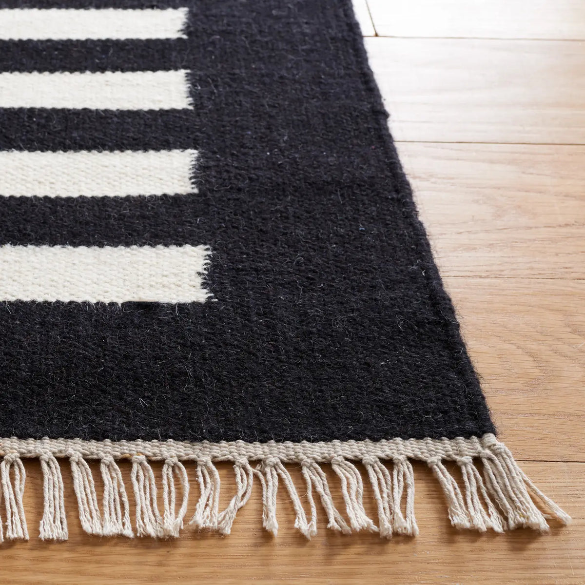 Safavieh Striped Kilim 4'-0" x 6'-0" Rug in Ivory / Black