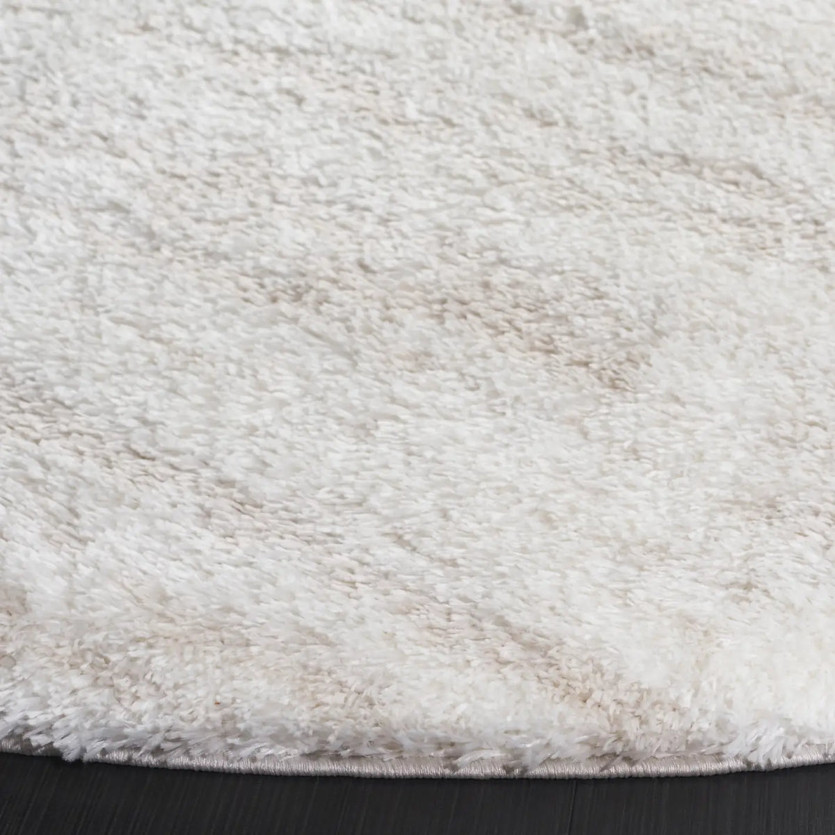 Safavieh Tahoe Shag 6'-7" x 6'-7" Rug in Ivory / Beige