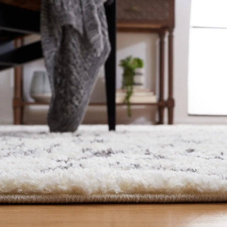 Safavieh Berber Shag 4'-0" x 6'-0" Rug in Cream / Light Grey