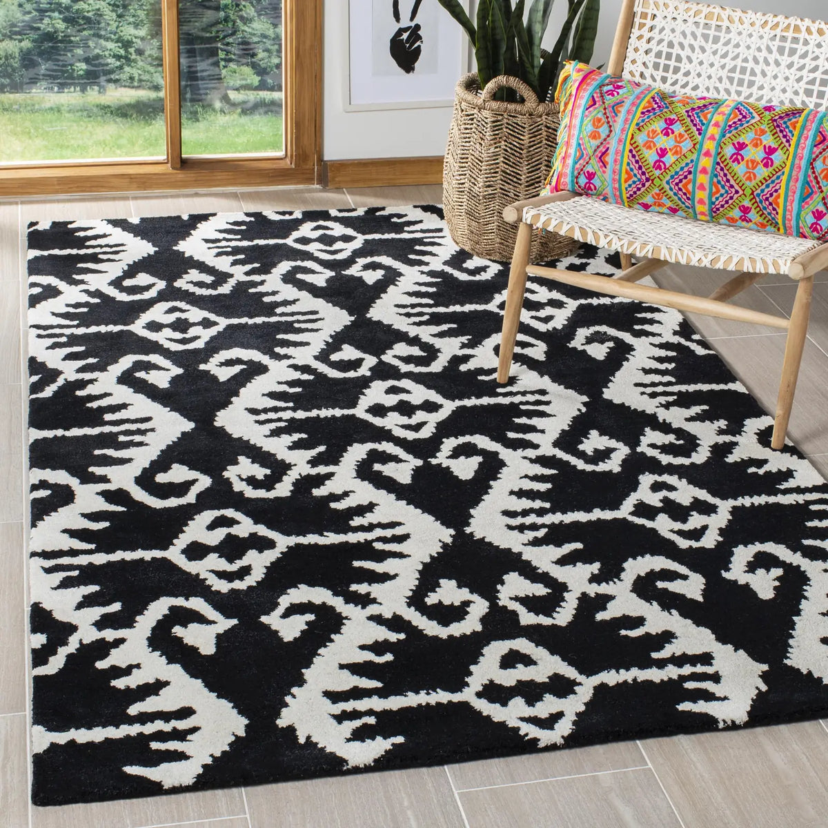 Safavieh Wyndham 4'-0" x 6'-0" Rug in Black / Ivory