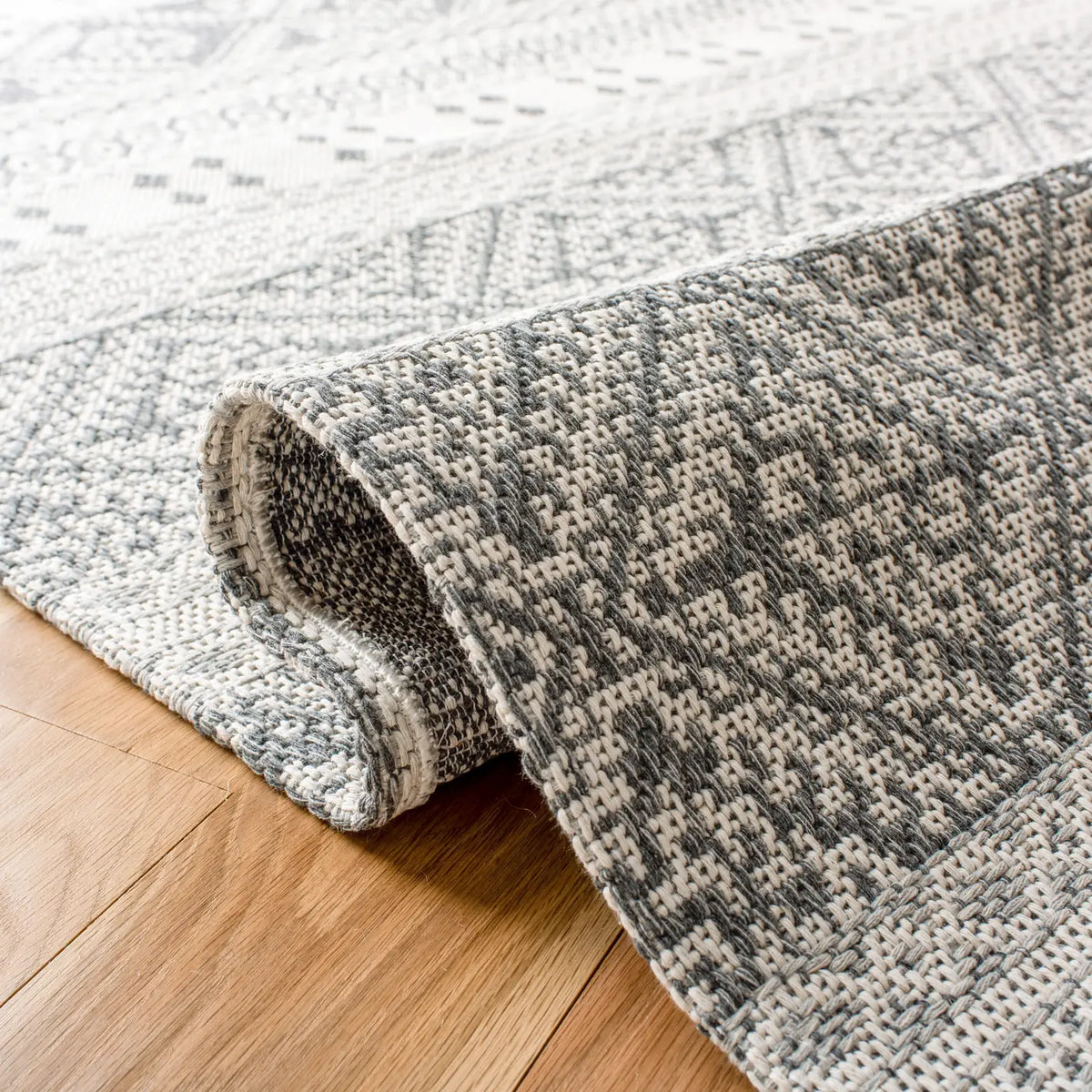 Safavieh Augustine 4'-0" x 6'-0" Rug in Anthracite / Cream