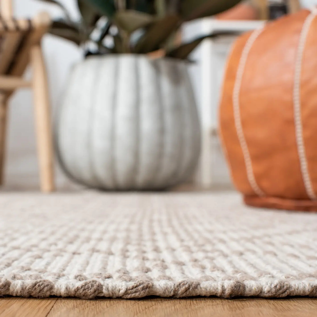 Safavieh Montauk 4'-0" x 6'-0" Rug in Brown / Beige