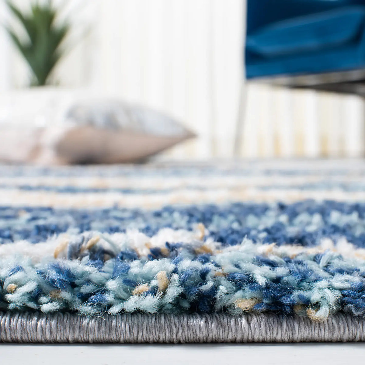 Safavieh Calista 4'-5" x 6'-5" Rug in Blue / Ivory