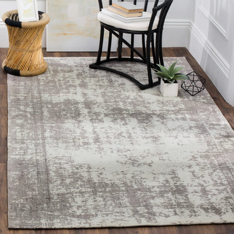 Safavieh Classic Vintage 4'-0" x 6'-0" Rug in Silver / Ivory