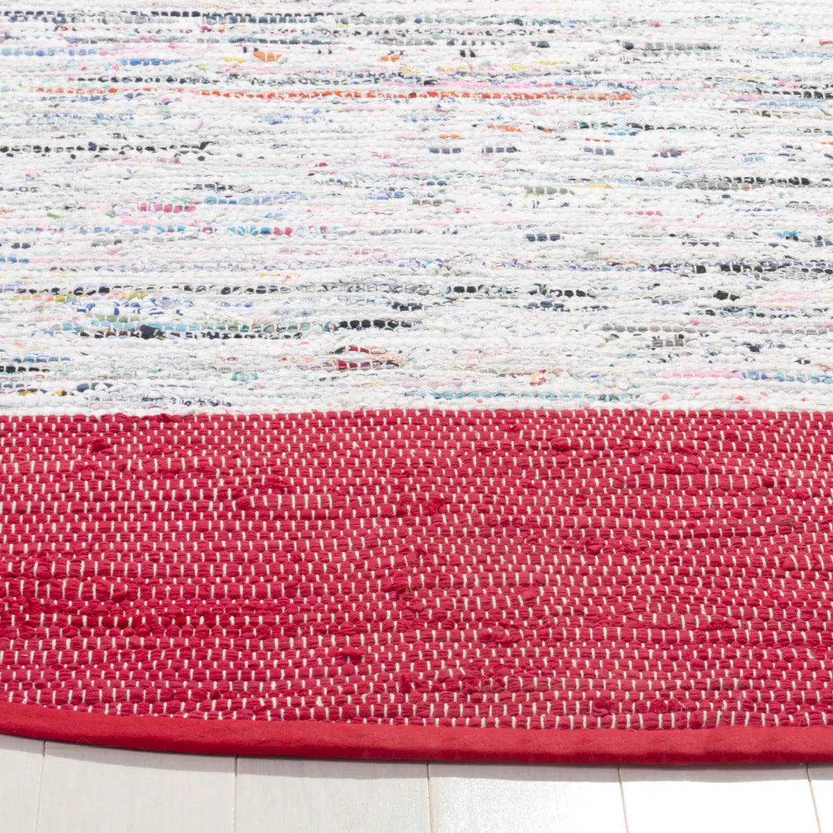 Safavieh Montauk 6'-0" x 6'-0" Rug in Ivory / Red