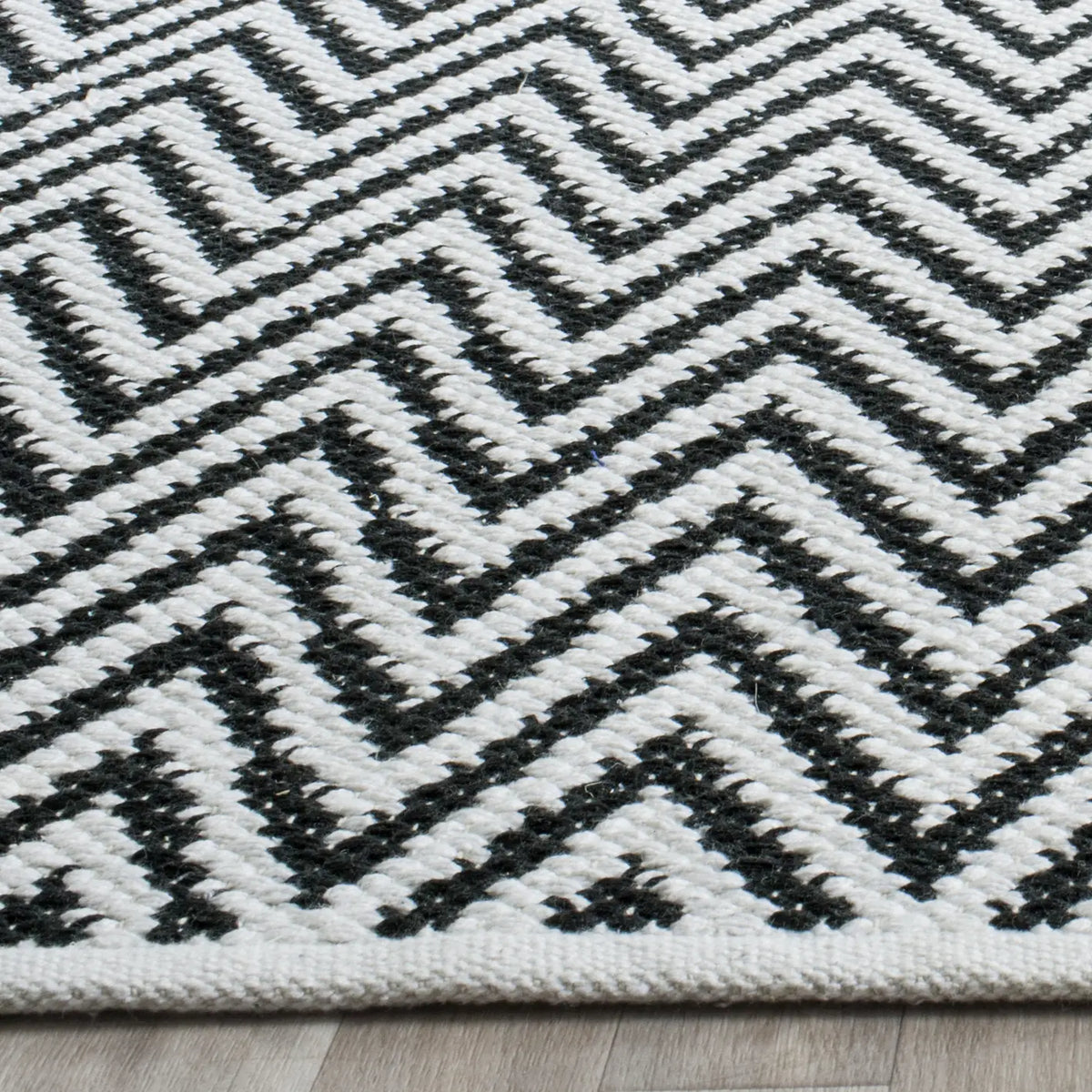Safavieh Montauk 8'-0" x 10'-0" Rug in Black / Ivory