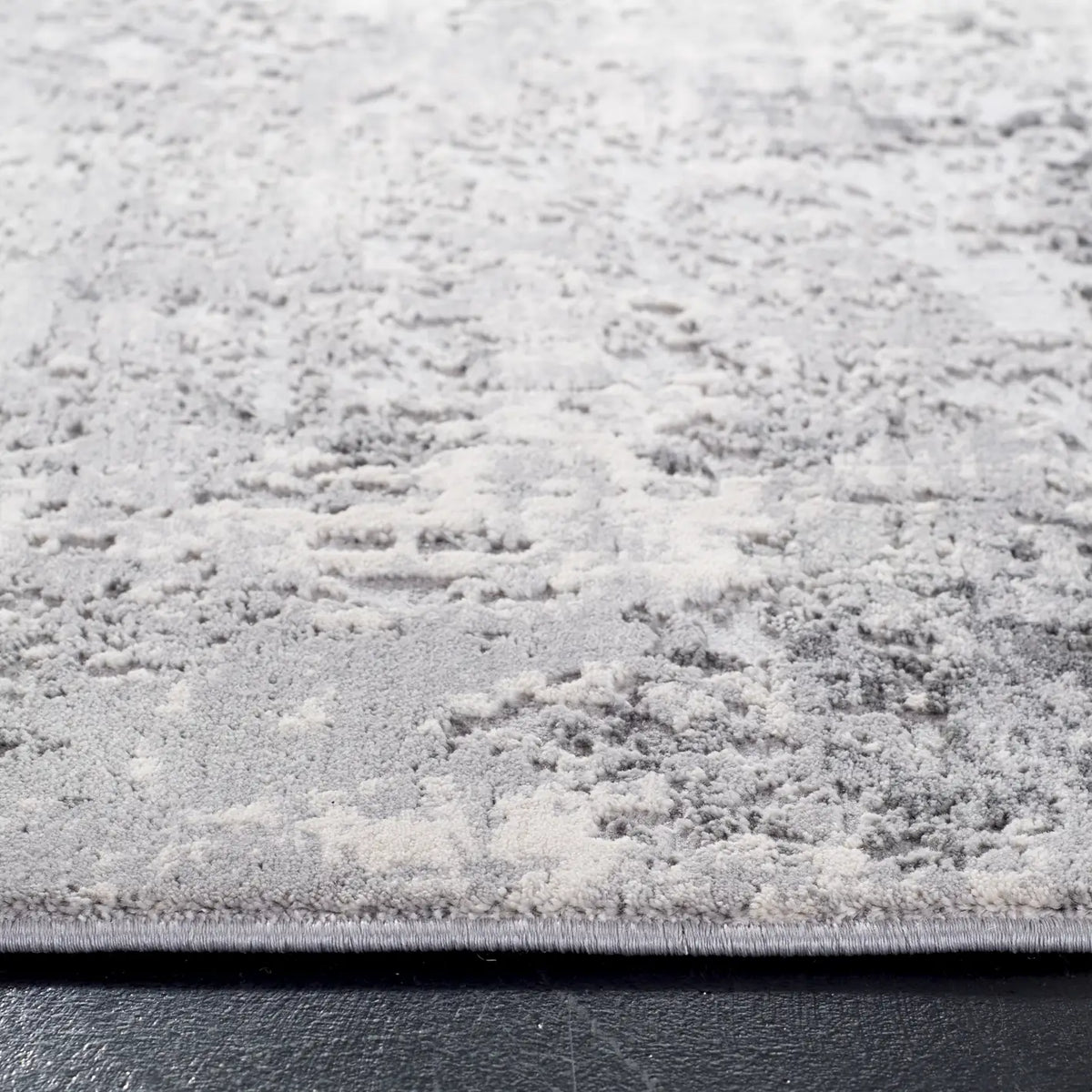 Safavieh Invista 4'-0" x 6'-0" Rug in Grey / Ivory
