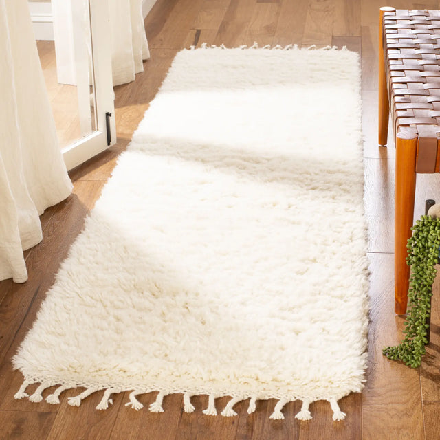 Safavieh Casablanca 2'-3" x 8'-0" Rug in Ivory