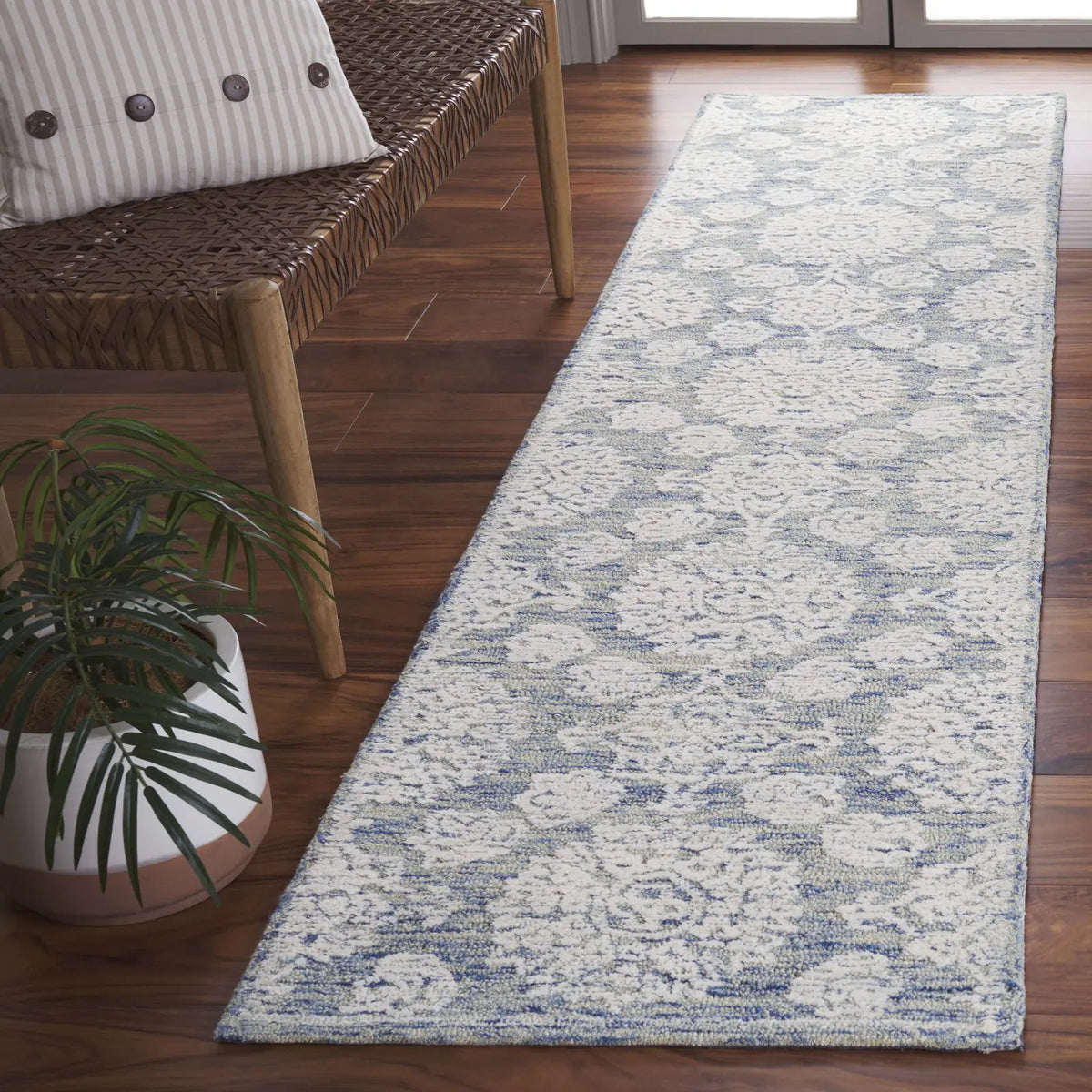 Safavieh Ebony 2'-3" x 9'-0" Rug in Ivory / Blue
