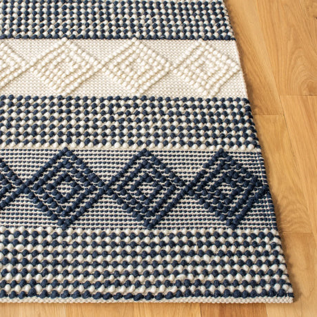 Safavieh Natura 4'-0" x 6'-0" Rug in Navy / Ivory