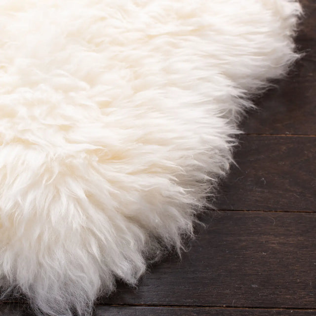 Safavieh Sheep Skin 2'-0" x 3'-0" Rug in Natural