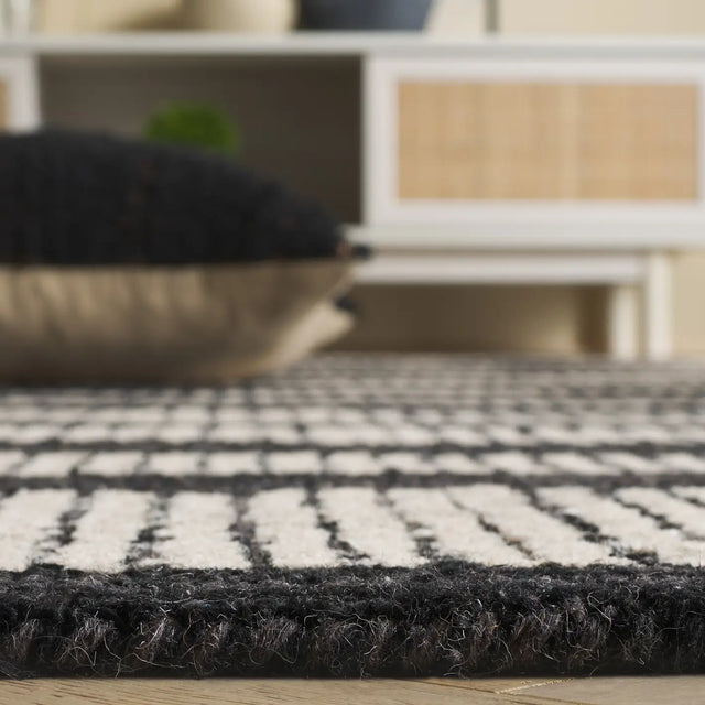 Safavieh Pine 4'-0" x 6'-0" Rug in Charcoal / Ivory