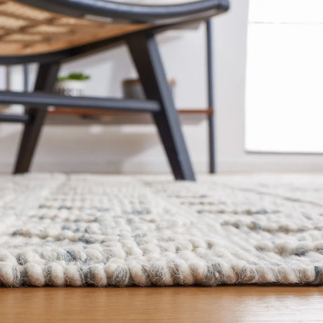 Safavieh Natura 4'-0" x 6'-0" Rug in Grey / Ivory