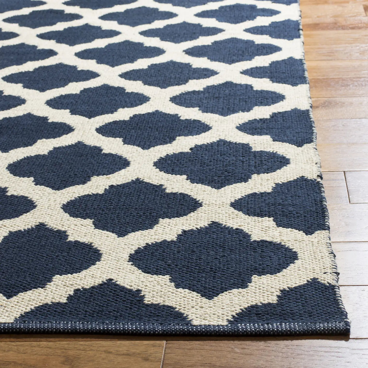 Safavieh Montauk 4'-0" x 6'-0" Rug in Navy / Ivory