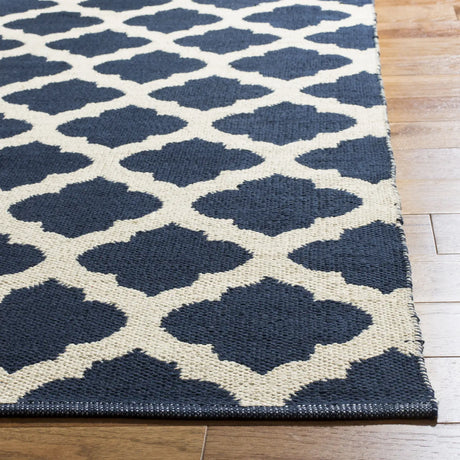 Safavieh Montauk 4'-0" x 6'-0" Rug in Navy / Ivory