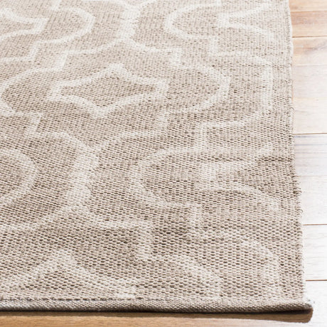 Safavieh Montauk 4'-0" x 6'-0" Rug in Grey / Ivory