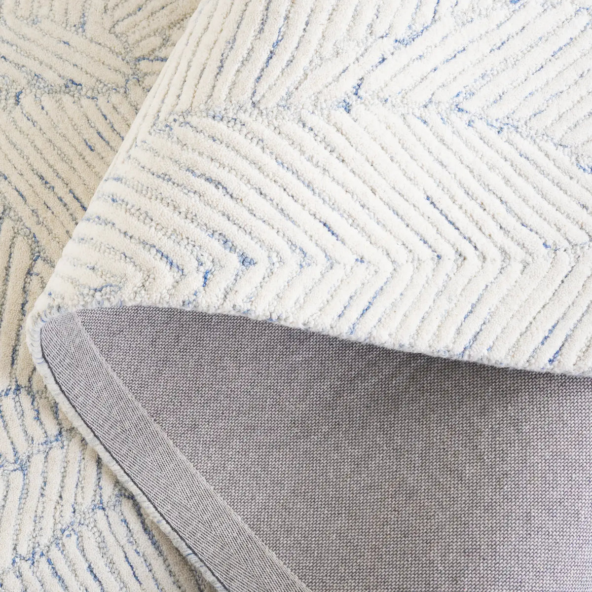 Safavieh Ebony 4'-0" x 6'-0" Rug in Blue / Ivory