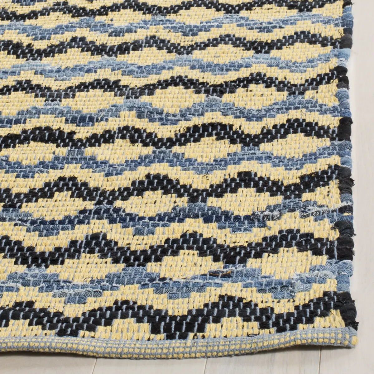 Safavieh Montauk 4'-0" x 6'-0" Rug in Gold / Blue/Black