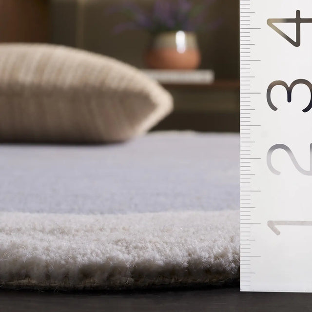 Safavieh Metro 4'-0" x 6'-0" Rug in Grey / Ivory