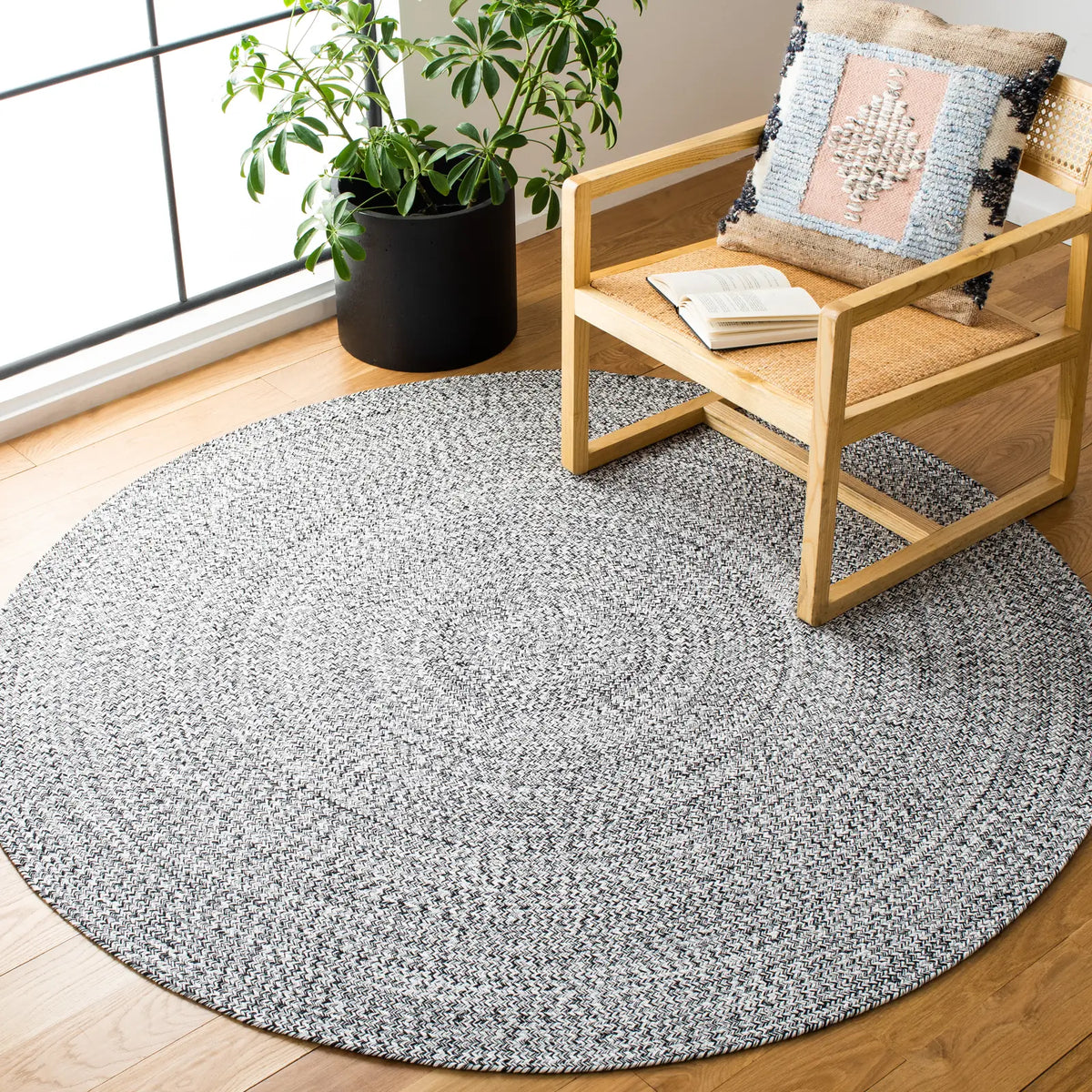 Safavieh Braided 5'-0" x 5'-0" Rug in Ivory / Black