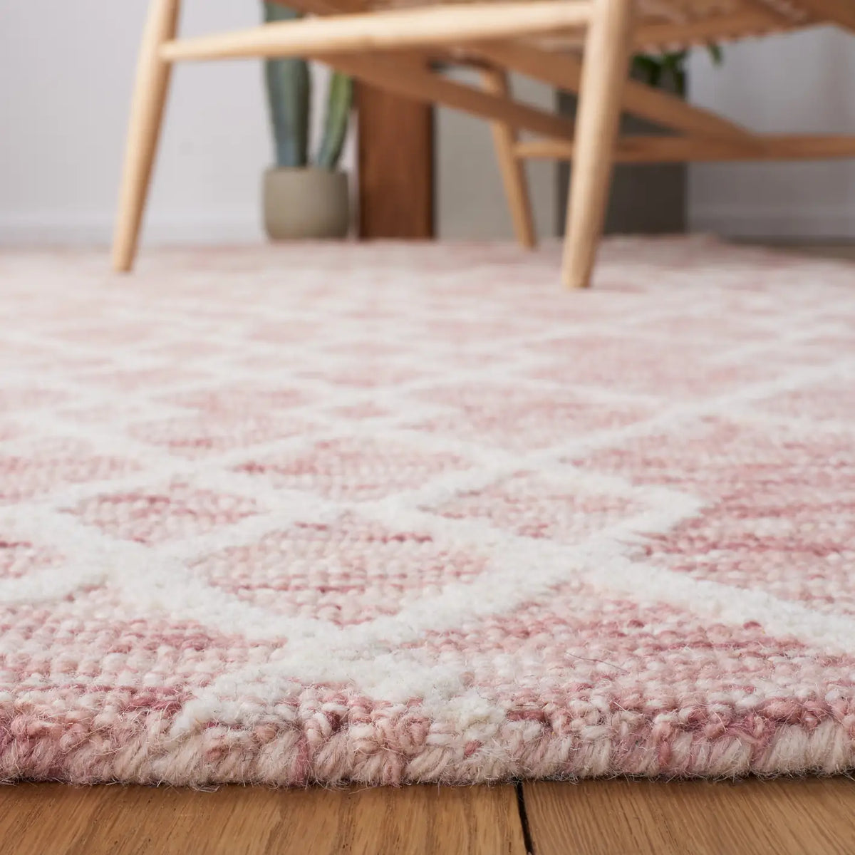Safavieh Metro 4'-0" x 6'-0" Rug in Pink / Ivory