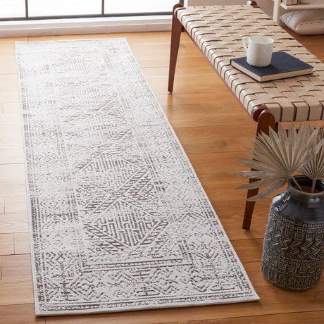 Safavieh Classic Vintage 2'-3" x 8'-0" Rug in White / Grey