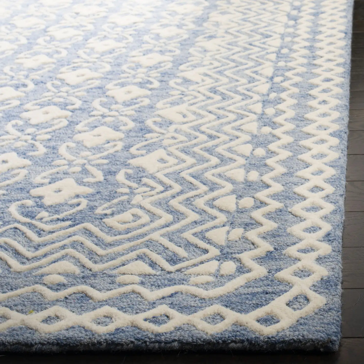 Safavieh Blossom 4'-0" x 6'-0" Rug in Blue / Ivory