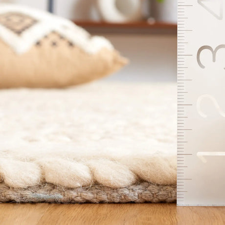 Safavieh Natura 4'-0" x 6'-0" Rug in Brown / Ivory
