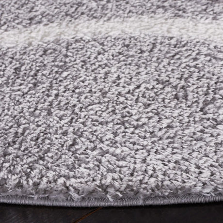 Safavieh Tahoe Shag 6'-7" x 6'-7" Rug in Light Grey / White