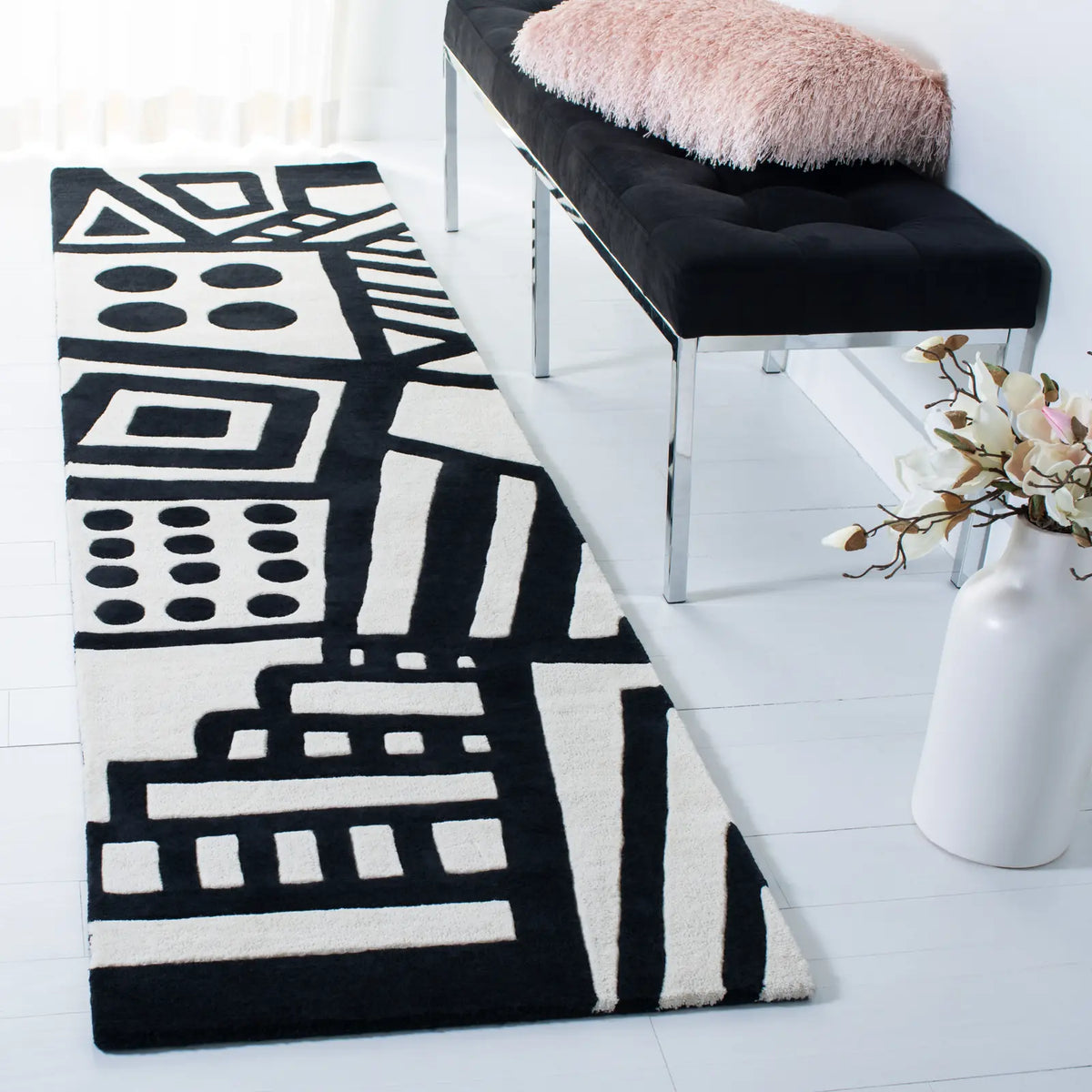Safavieh Fifth Avenue 2'-3" x 9'-0" Rug in Ivory / Black