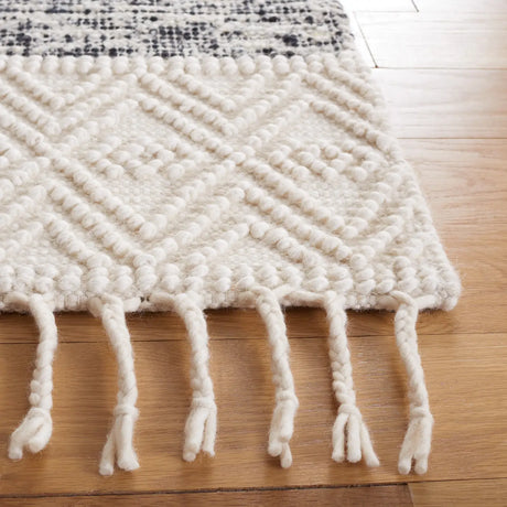 Safavieh Natura 4'-0" x 6'-0" Rug in Ivory / Black