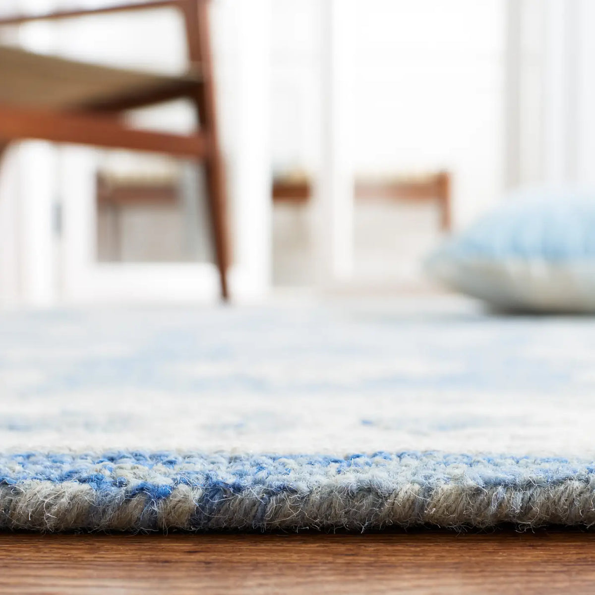 Safavieh Micro-Loop 5'-0" x 8'-0" Rug in Blue / Ivory