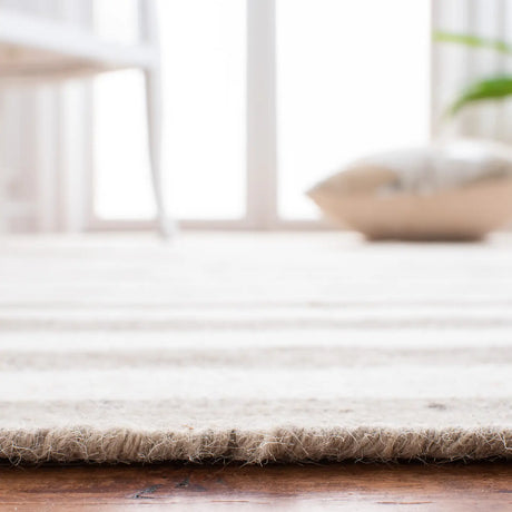 Safavieh Dhurries 4'-0" x 6'-0" Rug in Brown / Ivory