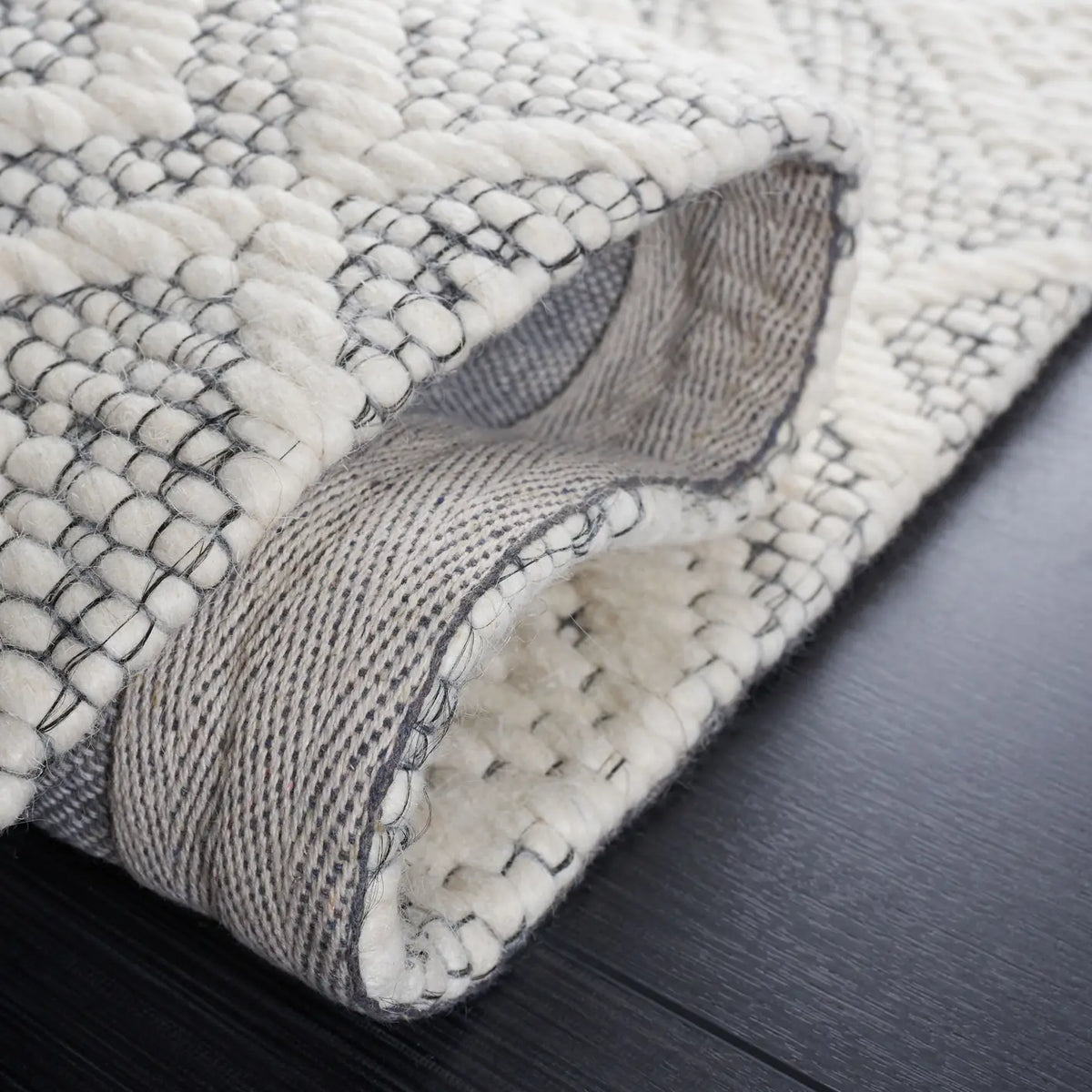 Safavieh Marbella 4'-0" x 6'-0" Rug in Ivory / Black