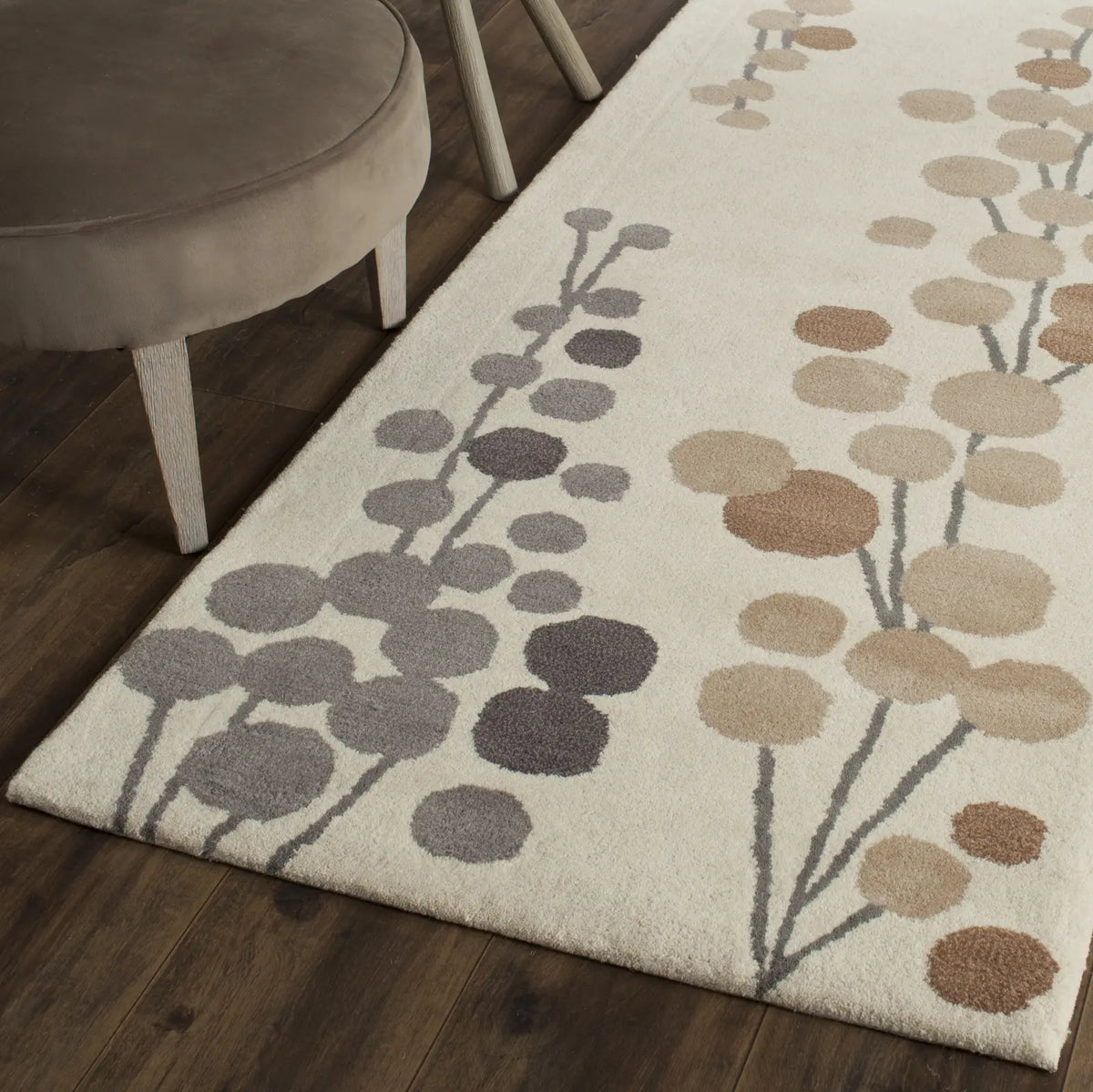 Safavieh Soho 2'-6" x 8'-0" Rug in Beige / Grey