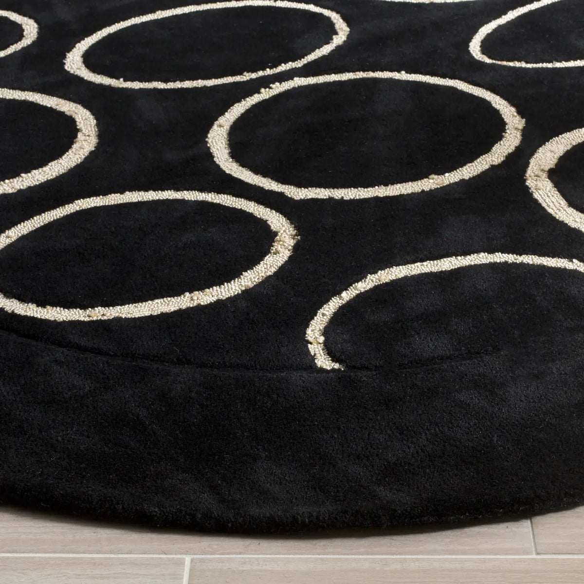 Safavieh Soho 6'-0" x 6'-0" Rug in Black / Ivory